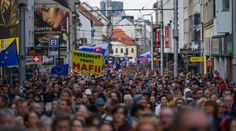 Slováci opäť v uliciach. V Bratislave protestujúci pochodovali centrom