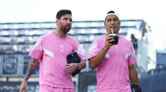 Zo spoluhráčov obchodní partneri. Messi so Suarezom založili klub