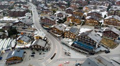 Zo  švajčiarskeho lyžiarskeho strediska zmizli stovky Britov, ktorí mali byť v karanténe