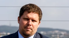 Staronovým starostom v bratislavskej Petržalke sa v doplňujúcich voľbách stal Ján Hrčka