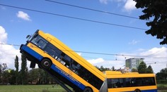 Trolejbus v Otrkoviciach narazil do stĺpa a vybehol naň