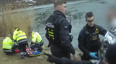 VIDEO: Dramatická záchrana topiacich sa chlapcov z ľadovej vody. Na rybníku sa pod nimi prelomil ľad