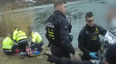 VIDEO: Dramatická záchrana topiacich sa chlapcov z ľadovej vody. Na rybníku sa pod nimi prelomil ľad