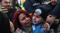 FOTO: Chlapčeka (8) v Turecku našli po 52 hodinách. Pri troskách ho čakala dojatá mama