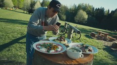 Svoj blog začínal s len pár čítaniami. Dnes jeho recenzie hýbu podnikmi