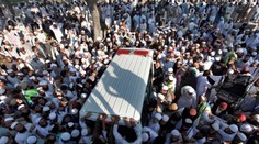 Na pohreb zavraždeného "otca Talibanu" prišli tisíce ľudí