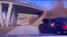 VIDEO: Divoká naháňačka v Ružomberku. Muž vypadol rovno pred auto polície