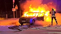 Extrémna hlúposť pri tankovaní. Muž si zapálil cigaretu, auto za pár sekúnd pohltili plamene