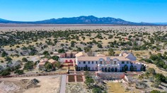 Začali prehľadávať ranč Jeffreyho Epsteina. V jeho blízkosti údajne dal pochovať dve dievčatá z cudziny