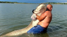 Chystal sa na kapry, chytil vyše dvojmetrového sumca. Rybárovi sa na Záhorí podaril životný úlovok