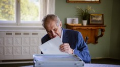 Začali sa voľby v Česku: Prezident odvolil doma, zdravie mu neumožnilo navštíviť volebnú miestnosť