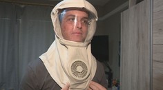 Tomáša zabíja slnečné svetlo. Trpí ojedinelým ochorením, von môže vyjsť iba v špeciálnom skafandri