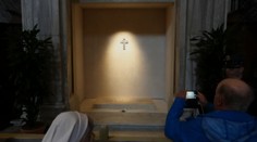 Hrob pápeža Františka sprístupnili pre verejnosť, úctu vzdávajú stovky veriacich