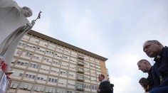 Pápež František má za sebou ďalšiu pokojnú noc, pokračuje vo farmakologickej liečbe