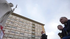 Pápež František má za sebou ďalšiu pokojnú noc, pokračuje vo farmakologickej liečbe