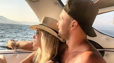 Nele a Lukášovi to pristane. Prvá oficiálna spoločná fotka je vonku!