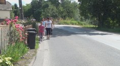 Ťažký život chodcov v Bytči: Nemajú chodník, v zákrute ich od áut delia centimetre