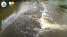 VIDEO: Kuriózny zásah českej polície. Muž na niekoľko hodín uviazol v rieke. Netušil, ako sa tam dostal