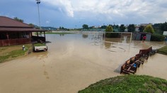 V Starej Ľubovni zalialo celé nové ihrisko, vyhlásili tretí stupeň povodňovej aktivity
