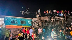 V Indii si zrážka vlakov vyžiadala najmenej 120 mŕtvych