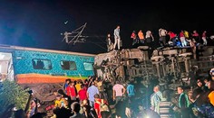 V Indii si zrážka vlakov vyžiadala najmenej 120 mŕtvych