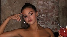 Aj ona má silikóny? Selene Gomez držal top len na bradavkách