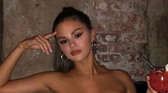 Aj ona má silikóny? Selene Gomez držal top len na bradavkách