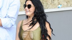 V zarezaných šortkách a plavkách. Pri tomto type postavy to nebol dobrý nápad