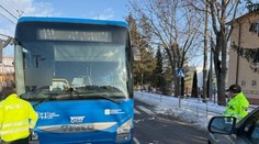 Vážna nehoda pri Martine: Dieťa museli spod autobusu vyslobodzovať hydraulickým zariadením