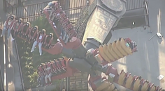 VIDEO: Dramatické chvíle v zábavnom parku. Kolotoč sa zasekol, ľudia viseli hodiny vo vzduchu