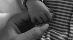 Jason Statham sa dočkal. Krásna modelka mu priviedla na svet dieťa