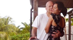 Opitý Bruce Willis to nezvládol. Museli ho podopierať!