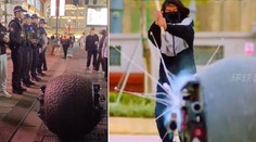 VIDEO: Čína ukázala policajného robota, ktorý dokáže zadržať páchateľa. Na tento účel je vybavený pôsobivým arzenálom