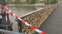 Deväťdesiat ton lásky mohlo zabiť turistov na parížskom moste
