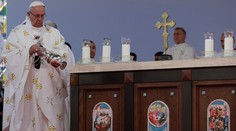 Pápež celebroval omšu pred poloprázdnym štadiónom