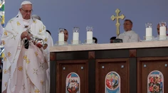 Pápež celebroval omšu pred poloprázdnym štadiónom