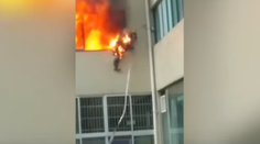 Horiaci hasič v úzkych! Nemal inú možnosť ako vyskočiť z okna
