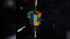 Robot zlomil svetový rekord – poskladal Rubikovu kocku za desatinu sekundy. Vyrobili ho mladí študenti zo Spojených štátov