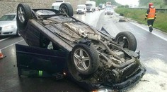 Nehoda na D1. Auto skončilo na streche, zranenú osobu ošetrujú záchranári