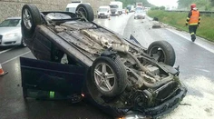 Nehoda na D1. Auto skončilo na streche, zranenú osobu ošetrujú záchranári