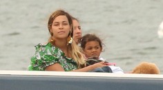 Beyoncé na jachte bez mejkapu. Nenalíčenú by ju spoznal len málokto