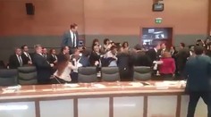 V tureckom parlamente bolo dusno. Poslanci sa pobili, nechýbali ani päste