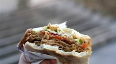 Zjedli kebab a skončili v nemocnici. V českom bistre sa priotrávili desiatky ľudí
