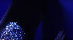 Bruno Mars v najnovšom videoklipe neodolal známej herečke. Má len 20 rokov