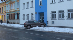 Bizarná nehoda v Česku. Auto nabúralo priamo do policajnej stanice