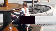 Párik mal sex za bieleho dňa na historickej fontáne!