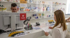 Pošta v lekárni narazila na problém. Proti sú hneď tri štátne inštitúcie
