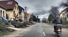 Policajti naháňali 15-ročného motorkára. Spôsob jeho úniku vás pobaví