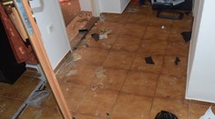 Krvavý útok v rodinnom dome: Opitý muž vykopol dvere a napadol manželov, mužovi dorezal tvár