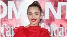 Miley Cyrus v presvitajúcich šatách. Na premiéru prišla sama, Liam skončil v nemocnici